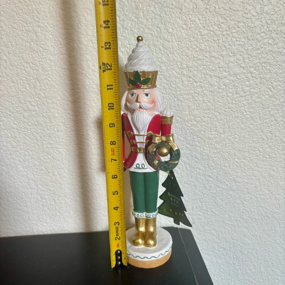 Balsam &‎ Fir Santa Nutcracker 14” Christmas Holiday Figurine Cupcake Wreath NEW